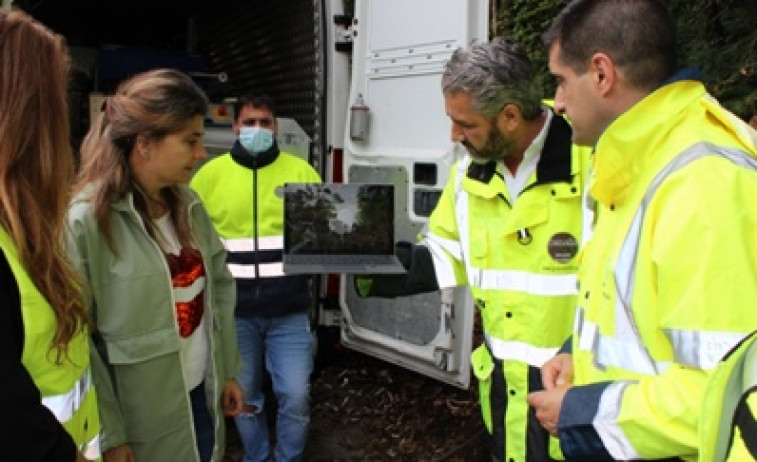 O delegado territorial e a alcaldesa de Lobios supervisan as obras de reparación da drenaxe transversal