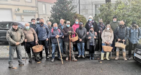 Os veciños de Sandiás sairon ao monte a coñecer e recoller setas