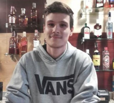 O bar Holiday de Xinzo ponse nas mans dun mozo de 19 anos
