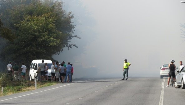 Un incendio obriga a cortar a N-525 á altura de Sandiás
