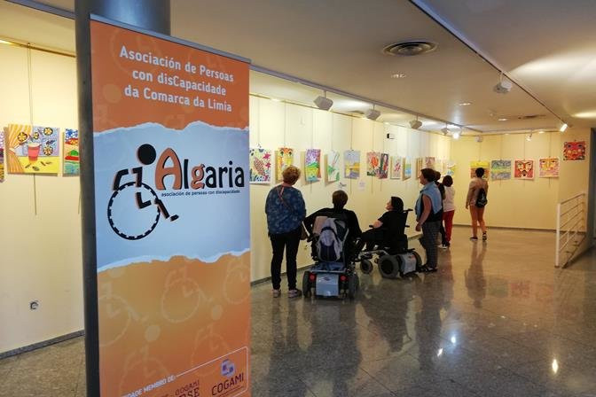 O colectivo ALGARIA inaugurou a súa exposición de pintura