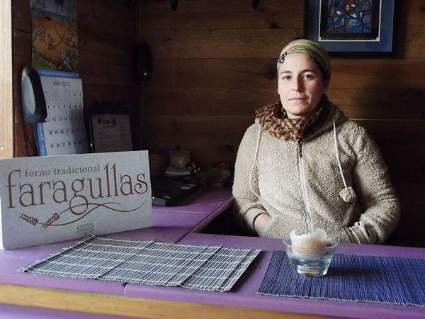As bolachas de algarroba e o pan de fariña de castaña saen do forno de Faragullas