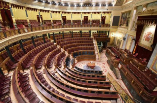 Con palabras y mentiras, con pactos y promesas huecas