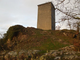 Os topógrafos collen o relevo das labores de remodelación da Torre de Pena
