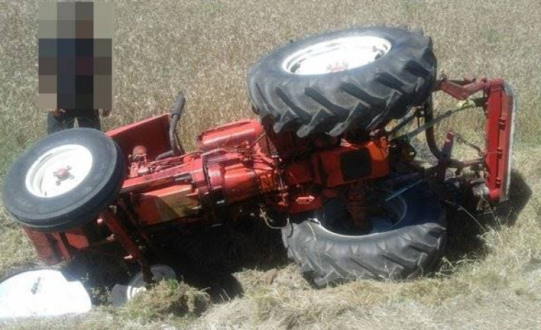 Un home foi atropelado polo seu propio tractor