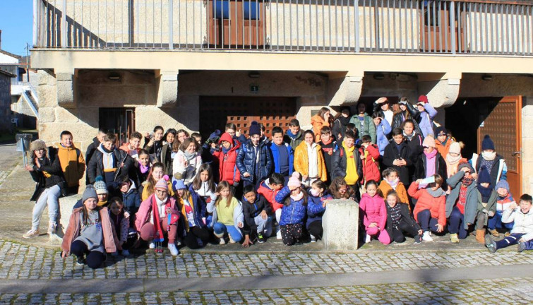 70 ALUMNOS DO COLEXIO PLURILÍNGUE SAGRADO CORAZÓN DE CELANOVA VISITARON O CENTRO DE INTERPRETACIÓN DA LAGOA E AS AREEIRAS DE SANDIÁS