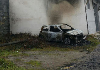 Arde un vehículo en Bande e as chamas afectan a un edificio