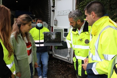O delegado territorial e a alcaldesa de Lobios supervisan as obras de reparación da drenaxe transversal