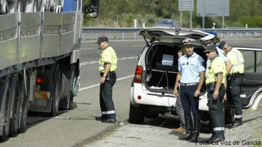 A GNR e a Garda Civil levan a cabo un control conxunto na A-52 á altura de Sandiás
