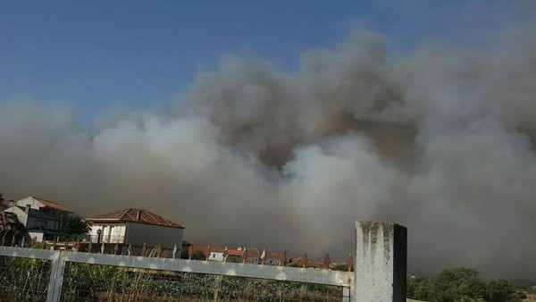 O vento complica a extinción do incendio declarado na parroquia de Requiás en Muíños