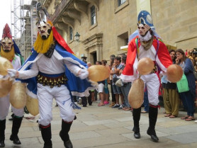 As Pantallas luciron os seus traxes polas rúas de Compostela