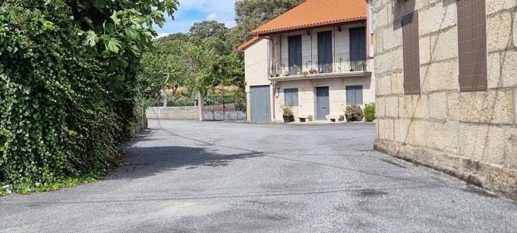 O concello  continúa co rego asfáltico das rúas do  casco urbano de Baltar.