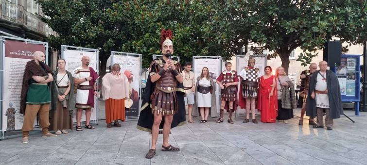 A exposición sobre as divindades romanas e castrexas xa está na praza Maior