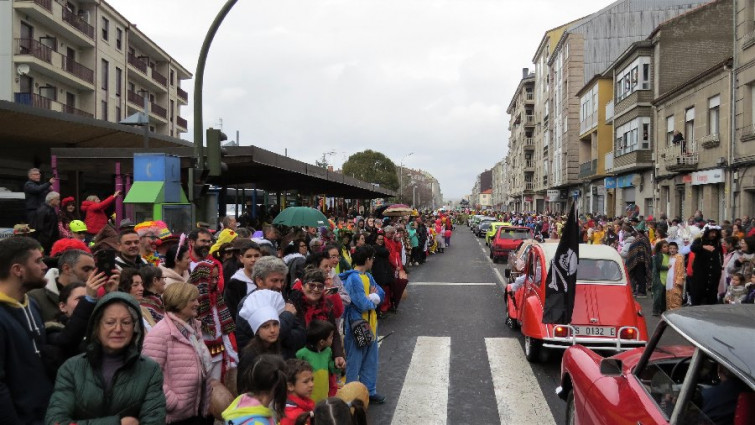 Moita xente para tan pouco desfile