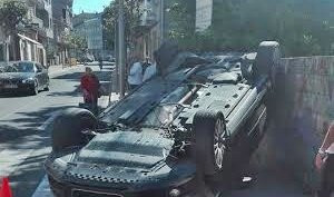 Un mozo choca contra un farol e envorca o seu coche no centro de Xinzo