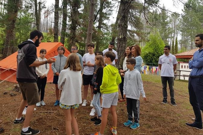 A delegada territorial, Marisol Díaz, visitou hoxe o campamento que se desenvolve na instalación xuvenil de Entrimo  “Penedos de Xacinto”