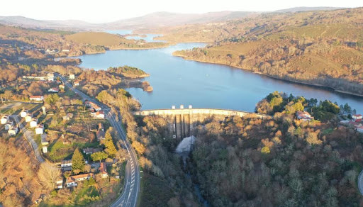 Un camión de desbroces precipitouse ao embalse das Conchas