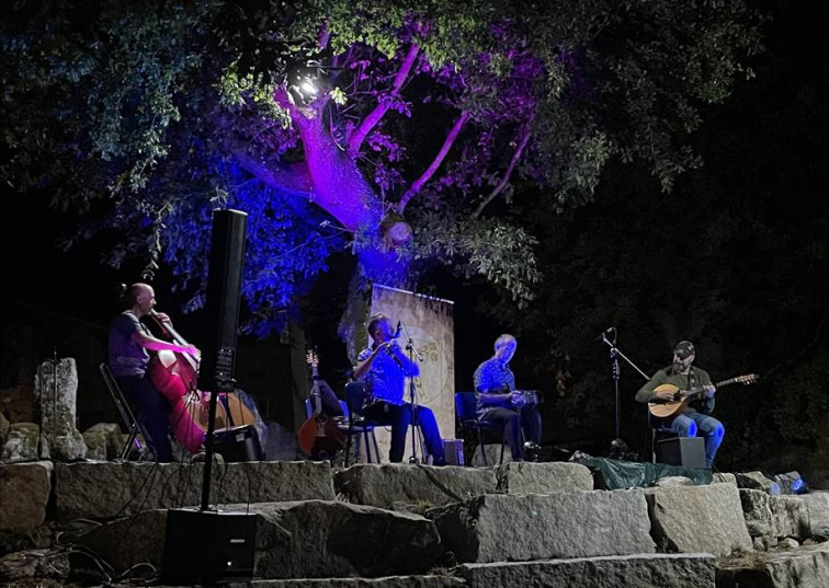 Sandiás vibrou coa música folk a carón da súa Torre