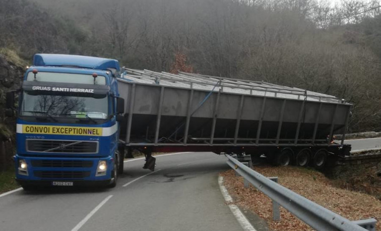 Un camión atrancou a estrada Xinzo-Bande