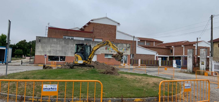 Comezan as obras de humanización de dúas prazas en Rairiz de Veiga cun investimento de máis de 70.000 euros por parte da Xunta e do Concello