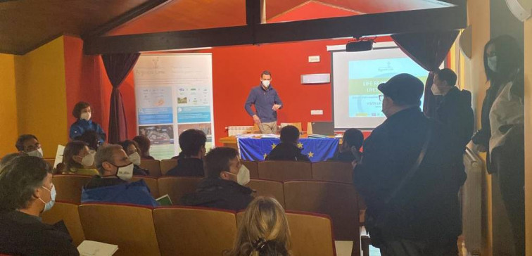 Técnicos de proxectos en ecosistemas fluviais e humidais déronse cita a semana pasada na casa de cultura de Sandiás e visitaron a limia