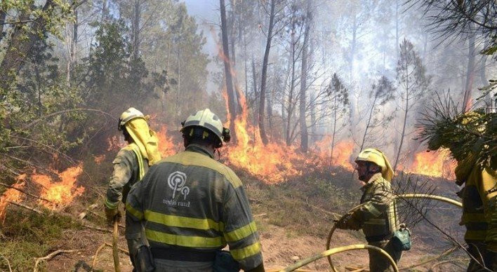 Onte extinguiuse un incendio forestal rexistrado en Lobios o domingo