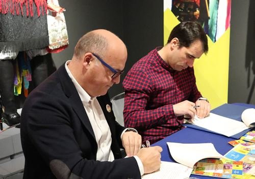 Manuel Baltar e o representante  da asociación 