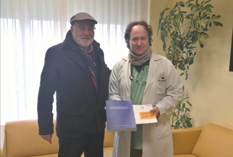 Álvaro de Castro doa a biblioteca do concello a súa tese doutoral