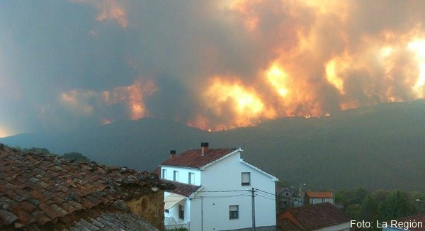 O incendio de Entrimo segue activo e permanece decretada a situación 2