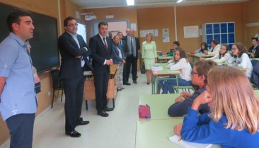 Román Rodríguez inaugura o curso de ESO e bacharelato no IES Lagoa de Antela