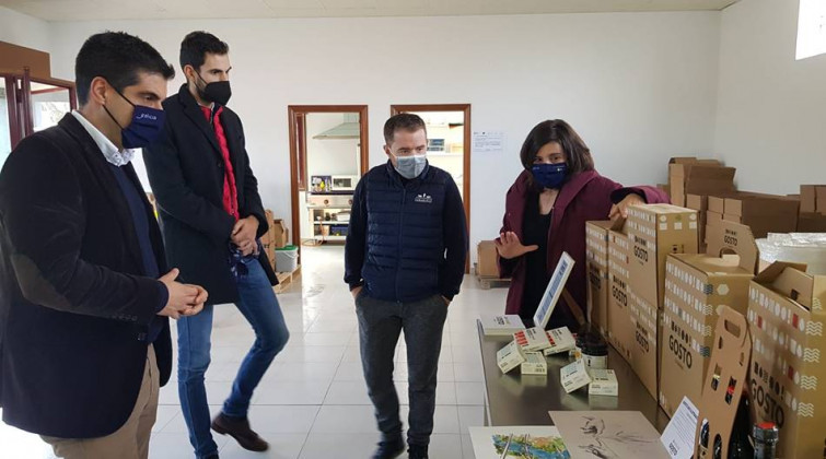 O delegado territorial da Xunta, Gabriel Alén, visitou esta mañá as instalacións da empresa Veigas de Sabugueiro en Vilar de Santos