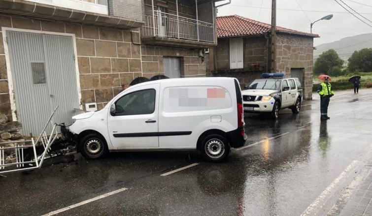 Unha furgoneta empótrase nas escaleiras dunha casa en Sarreaus