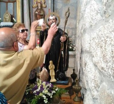 Centos de romeiros visitaron o San Benito no monte A Uceira de Sandiás
