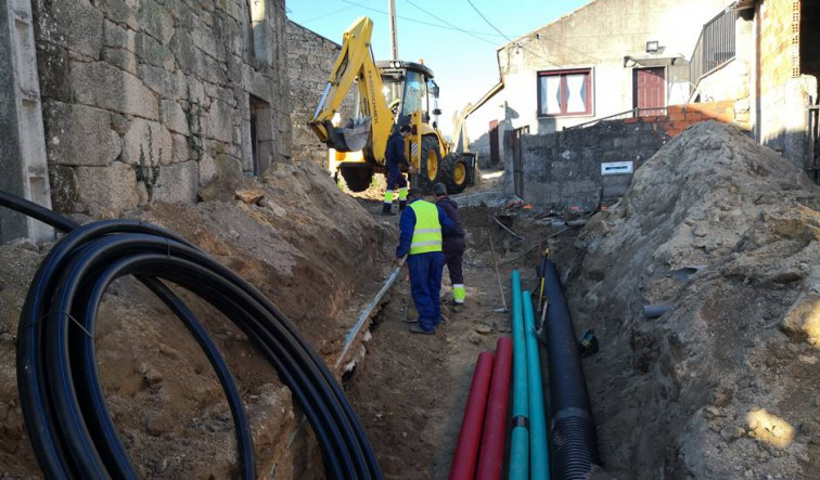 Comezou a segunda fase das obras da rúa  Sopenedo en Vilariño das  Poldras no concello de Sandiás