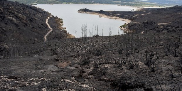 A veciñanza de Entrimo sen auga potable tras o incendio que calcinou 3.000 hectáreas