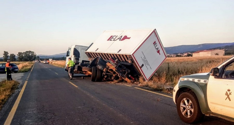 Colisión entre un trailer e un tractor en Sarreaus
