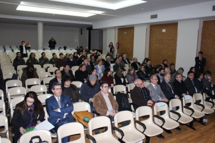 Debate acalorado entre dos bandos opuestos
