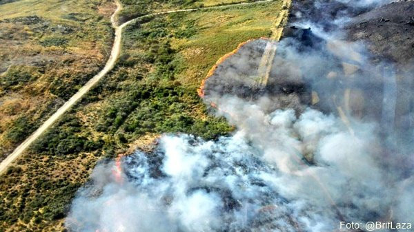 Nivel 2 de alerta pola proximidade do lume ás casas de Requiás en Muíños