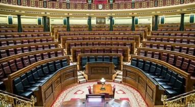Los políticos huyen de estos temas como el diablo del agua bendita