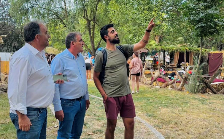 Amador e Moncho supervisan a montaxe dos campamentos romanos e castrexos