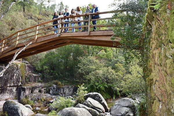 O ARRANXO DA PONTE SOBRE O RÍO VILAMEÁ PON EN VALOR O PATRIMONIO NATURAL DA RUTA DOS MUÍÑOS EN LOBIOS