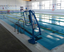 A piscina climatizada de Xinzo incorpora unha grúa para persoas con mobilidade reducida