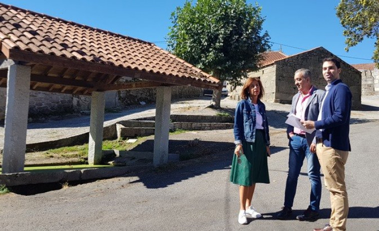 	A delegada territorial da Xunta en Ourense visitou as actuacións realizadas no concello dos Blancos ao abeiro do PIR do pasado ano que consistiron no asfaltado de 6 camiños cun investimento de 60.000 euros