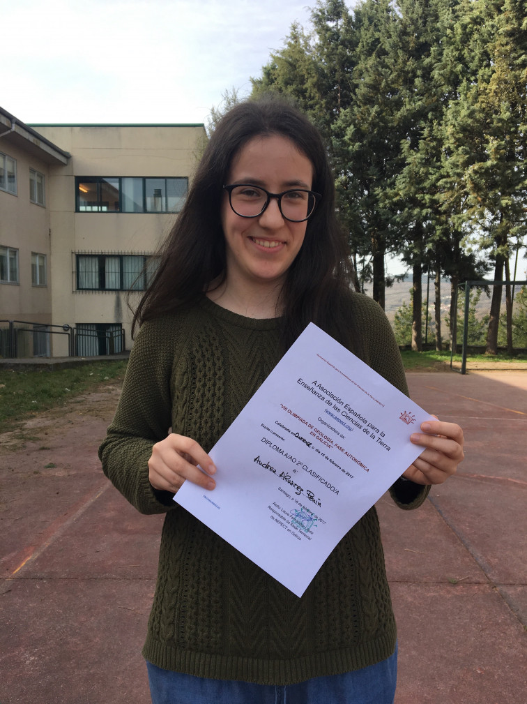 Unha rapaza de Bande á fase nacional VIII Olimpíada de Xeoloxía