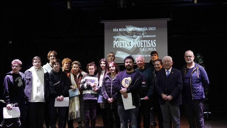 Os poetas e poetisas da Limia estiveron presentes no día da poesía