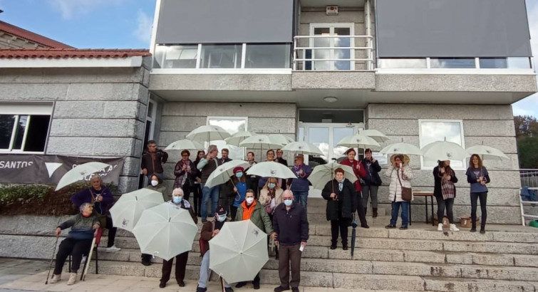 Paraugas conmemorativos do 25N en Vilar de Santos