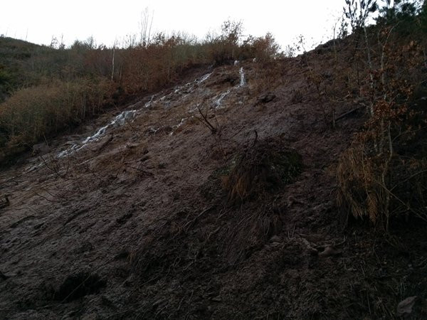Un desprendemento de terra afecta a subministración de auga de Muíños