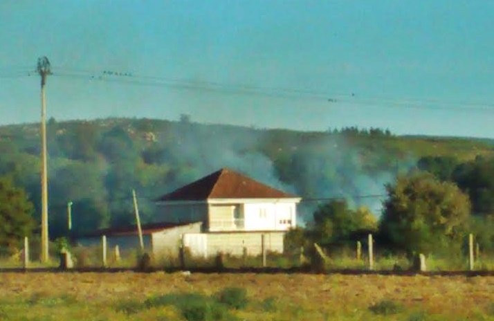 Susto en Sarreaus por un lume que comezou a carón dunha casa