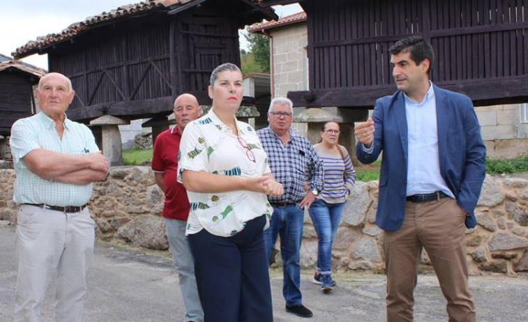 Susana Váquez recibe ao delegado da Xunta en Porqueira
