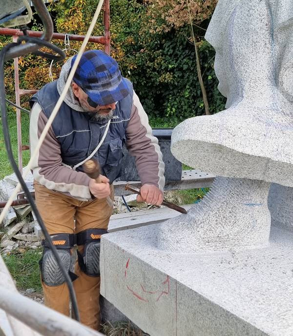 14 toneladas de granito da Limia para a primeira médica de Galicia (da Limia)